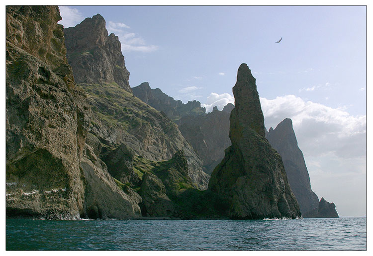 Вид с моря на массив Карадаг и скалу Иван-разбойник. Фото: Рита Федина