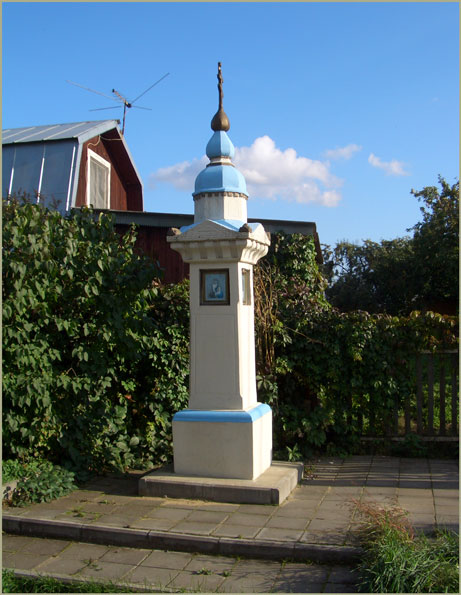 Часовенка в деревне Дроздово