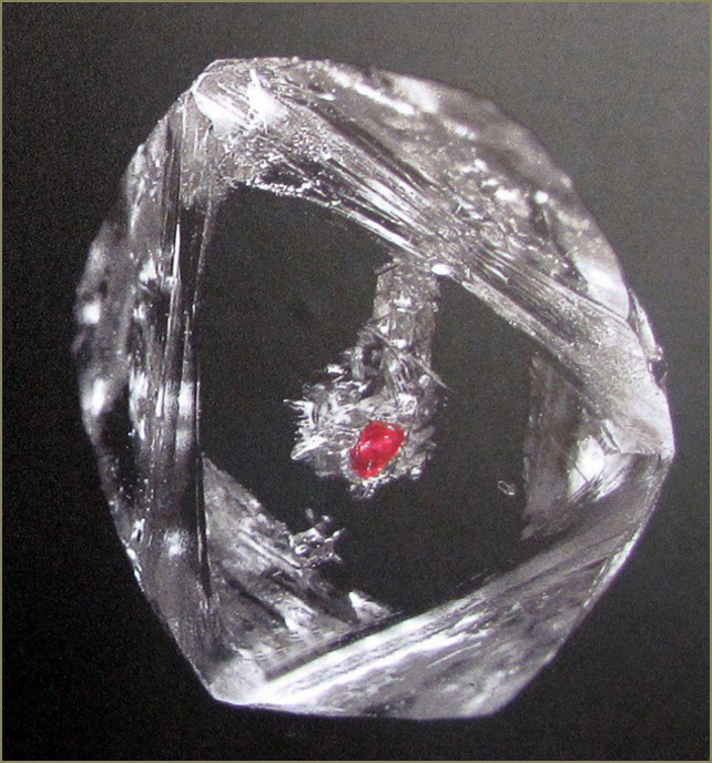 пироп в кристалле алмаза