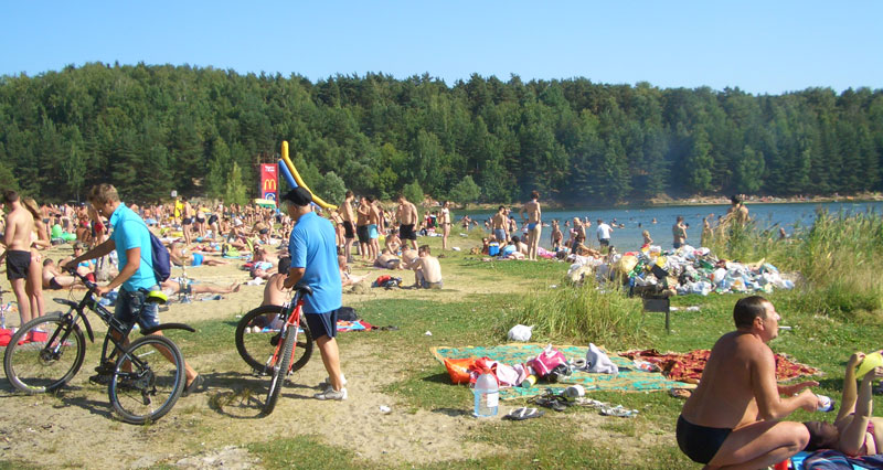 велосипедисты на пляже